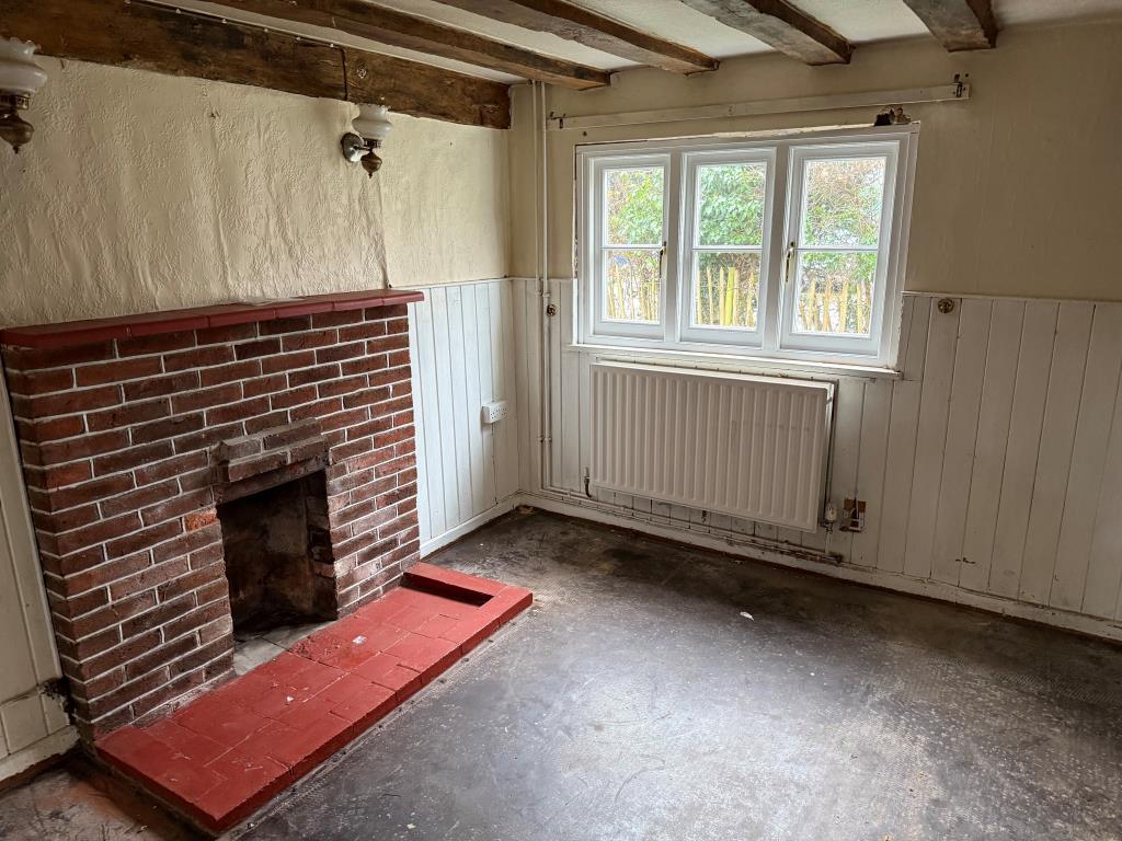 Lot: 131 - PERIOD DETACHED COTTAGE WITH GARAGE AND GARDENS IN NEED OF UPDATING - Dining room
